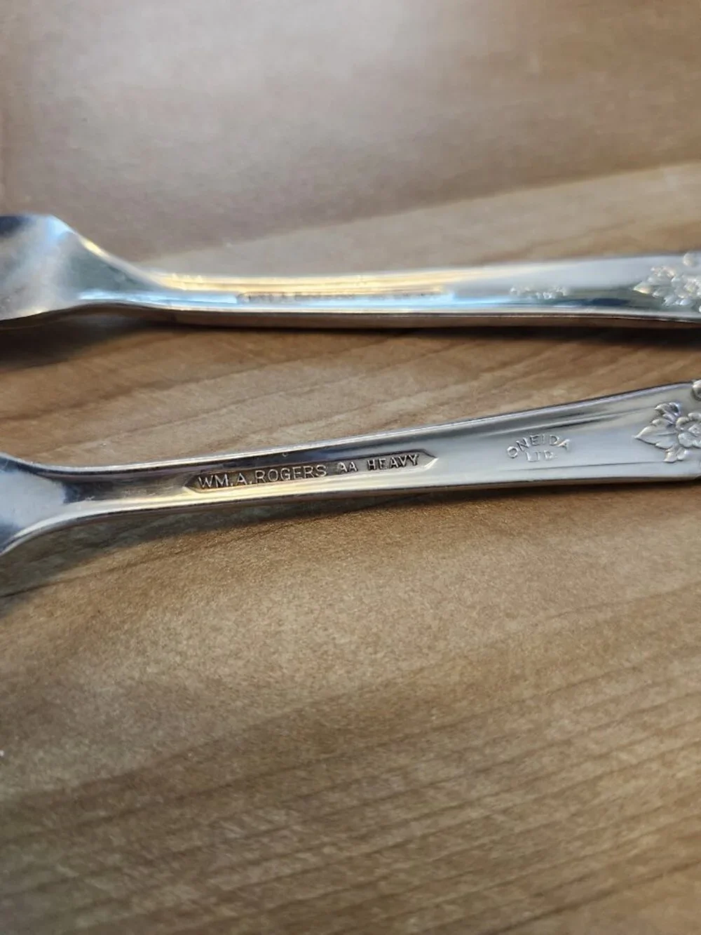 W.M.A. Rogers Oneida Ltd Silverplate Butter Spreader Knives Artistic WMA Knife